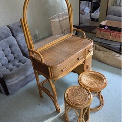 【藤ドレッサー】ラタン鏡台 ドレッサー 三面鏡風 大きめミラー 収納引き出し 片開き扉付 椅子スツール2脚セット 籐家具 ナチュラル アジアン 和モダン インテリア 化粧台 メイク台 レトロアンティーク調の画像