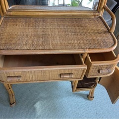 【藤ドレッサー】ラタン鏡台 ドレッサー 三面鏡風 大きめミラー 収納引き出し 片開き扉付 椅子スツール2脚セット 籐家具 ナチュラル アジアン 和モダン インテリア 化粧台 メイク台 レトロアンティーク調の画像