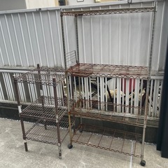 ⭐︎無料⭐︎スチールラック２つ　3段ラック　4段ラックの画像