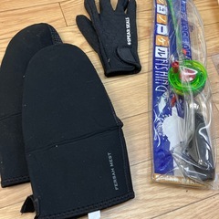 【決まりました】まとめ売り　ウェットスーツ（タグ付）セット　シュノーケル　フィン　釣竿　竿　の画像