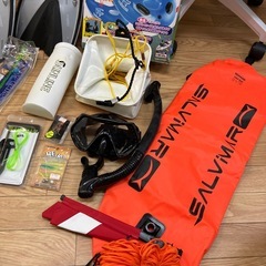 【決まりました】まとめ売り　ウェットスーツ（タグ付）セット　シュノーケル　フィン　釣竿　竿　の画像
