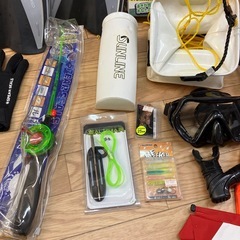 【決まりました】まとめ売り　ウェットスーツ（タグ付）セット　シュノーケル　フィン　釣竿　竿　の画像