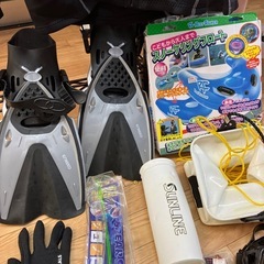 【決まりました】まとめ売り　ウェットスーツ（タグ付）セット　シュノーケル　フィン　釣竿　竿　の画像