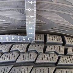 スタッドレスタイヤ（195/80R15 107/105L）の画像