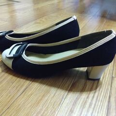 バイカラーパンプスの画像