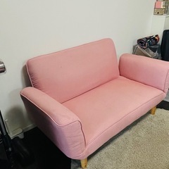 couch + cafe table + carpetの画像