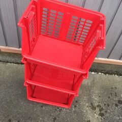 【引き取り限定。置き配。越前市】コンテナ　ストッカー　赤×3個の画像