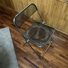 半透明なダークブラックの椅子の画像