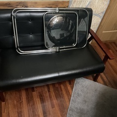 半透明なダークブラックの椅子の画像