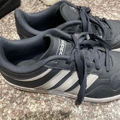 アディダススニーカーの画像