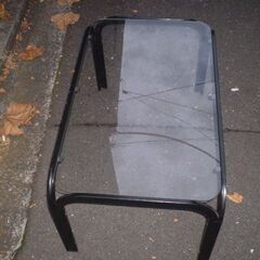 メーカー不明　ガラステーブル　縦46.5㎝　横77㎝　高さ39㎝の画像