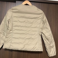 無印良品　ノーカラー ダウン　ライトベージュ　Sサイズの画像