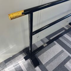 衣桁 帯掛 漆塗 黒塗 木製 端金金具 上部横幅184cm×高80cm 呉服 着物 和服 家具 店舗 民具 ディスプレイ 分解可 直接引取可 在庫多数#15215-15223の画像