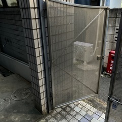 ステンレス製の門扉の画像