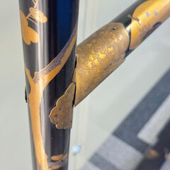 衣桁 帯掛 漆塗 黒塗 金蒔絵 時代物 木製 端金金具 上部横幅187cm×高163cm 呉服 着物 和服 家具 店舗 民具 ディスプレイ 分解可 直接引取可 在庫多数#15225の画像