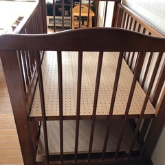 木製ベビーベッドの画像