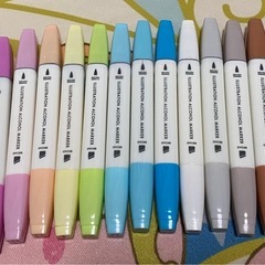 セリア　　アクリルマーカー16本セットの画像