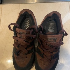 adidas スニーカーの画像