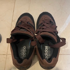 adidas スニーカーの画像