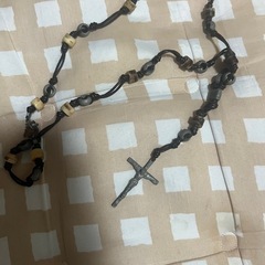 ロザリオ ネックレス 十字架 クロス 木目調ビーズ ブラックの画像