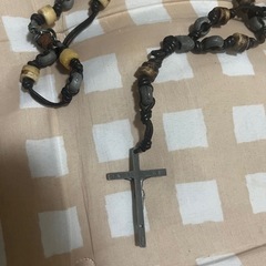 ロザリオ ネックレス 十字架 クロス 木目調ビーズ ブラックの画像