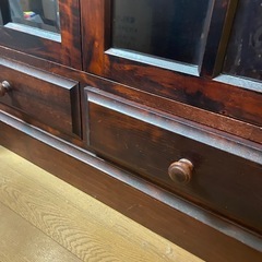 北海道民芸家具ガラスキャビネットの画像