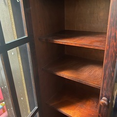 北海道民芸家具ガラスキャビネットの画像