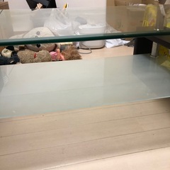 ガラスのローテーブルの画像