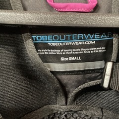 新品 TOBE ワンピース monosuit 中綿あり Sサイズ だけど大きめ スノーモービル スノーバイクの画像