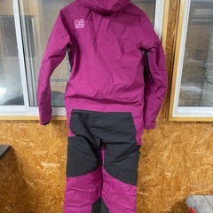 新品 TOBE ワンピース monosuit 中綿あり Sサイズ だけど大きめ スノーモービル スノーバイクの画像