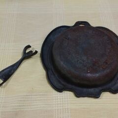 ◆【中古】《すき焼き用・鉄鍋/鶴模様入り》　●内側の直径/２０cm×１９cm,　深さ/５cm。　※錆びがございますので、画面で御確認願います。の画像