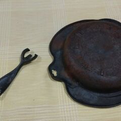 ◆【中古】《すき焼き用・鉄鍋/鶴模様入り》　●内側の直径/２０cm×１９cm,　深さ/５cm。　※錆びがございますので、画面で御確認願います。の画像