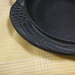 ◆【中古】《すき焼き用・鉄鍋/鶴模様入り》　●内側の直径/２０cm×１９cm,　深さ/５cm。　※錆びがございますので、画面で御確認願います。の画像