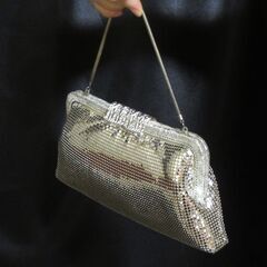 女性用フォーマルバッグ (シルバー)　24 cm×11.5 cm , 296グラム  美品の画像