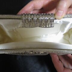 女性用フォーマルバッグ (シルバー)　24 cm×11.5 cm , 296グラム  美品の画像