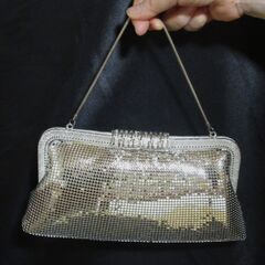 女性用フォーマルバッグ (シルバー)　24 cm×11.5 cm , 296グラム  美品の画像