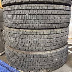トラック用スタッドレス バリ溝！ 225/80R17.5 123/122L  ダンロップ SP002の画像