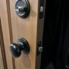 【鍵付き、木造レトロで可愛いドア】の画像