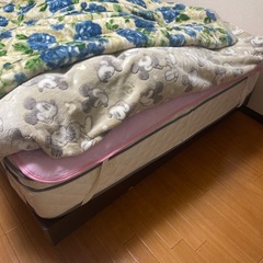 ダブルベッド フレーム+マットレス付きの画像