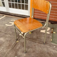 学校用椅子の画像