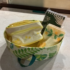 ギフトセット🎁ミニポーチ•ハンカチ•ノート3点セット✨新品•未使用品❗️RomanticGardenロマンチックガーデン🌿花柄🌼黄色•緑の画像