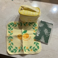 ギフトセット🎁ミニポーチ•ハンカチ•ノート3点セット✨新品•未使用品❗️RomanticGardenロマンチックガーデン🌿花柄🌼黄色•緑の画像