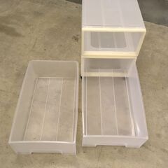 J7P2413 衣装 ケース 2個キャスター付 収納ボックス プラスチック プラ インテリア 家具 ホワイト系 押入れ 引出し クローゼット タンス 現状の画像
