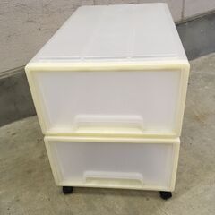 J7P2413 衣装 ケース 2個キャスター付 収納ボックス プラスチック プラ インテリア 家具 ホワイト系 押入れ 引出し クローゼット タンス 現状の画像