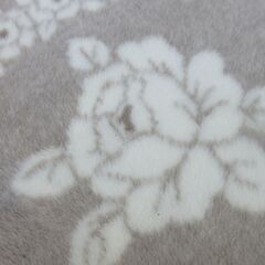 シングル毛布　ブランケット　ベージュ裏面は反転柄　クリーニング済みの画像