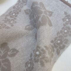 シングル毛布　ブランケット　ベージュ裏面は反転柄　クリーニング済みの画像