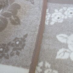 シングル毛布　ブランケット　ベージュ裏面は反転柄　クリーニング済みの画像