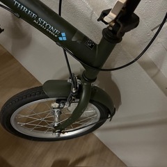 オリーブグリーンの折りたたみ自転車の画像