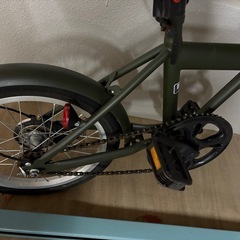 オリーブグリーンの折りたたみ自転車の画像