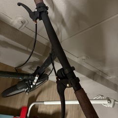 オリーブグリーンの折りたたみ自転車の画像